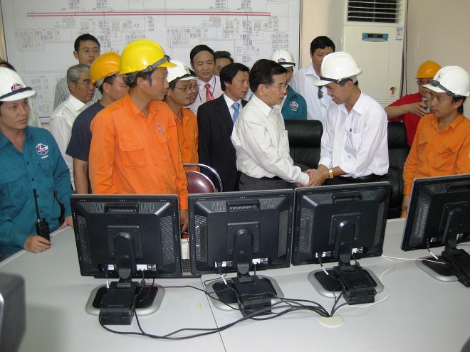 Nguyên Chủ tịch nước Nguyễn Minh Triết thăm cán bộ kỹ sư Thí nghiệm điện miền Trung đang tham gia thí nghiệm tại Nhà máy thủy điện Bình Điền, tỉnh Thừa Thiên Huế vào năm 2008.