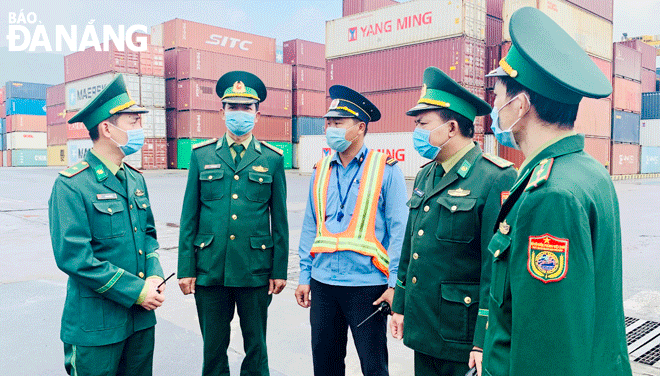 Lực lượng Biên phòng phối hợp nhằm thực hiện tốt công tác tuần tra bảo vệ an ninh trật tự tại khu vực cửa khẩu cảng Tiên Sa. Ảnh: N.THẢO