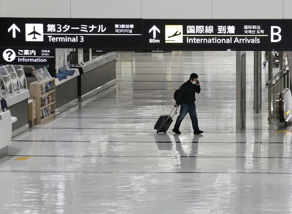 Chính phủ Nhật Bản không cho phép khách nước ngoài nhập cảnh vào nước này trong 1 tháng, kể từ ngày 30-11. Trong ảnh: Ga quốc tế tại sân bay Narita, phía đông Tokyo, vắng vẻ trong ngày 29-11. Ảnh: AP	