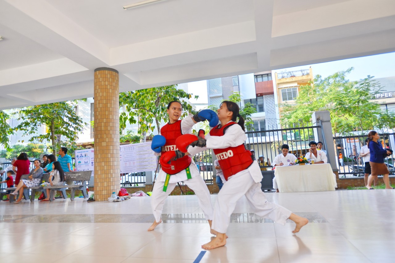 CLB Karatedo Trường THPT Phan Châu Trinh là một trong những đơn vị năng nổ trong phát triển karatedo từ cơ sở. (Ảnh: Đơn vị cung cấp, chụp thời điểm không có Covid-19)