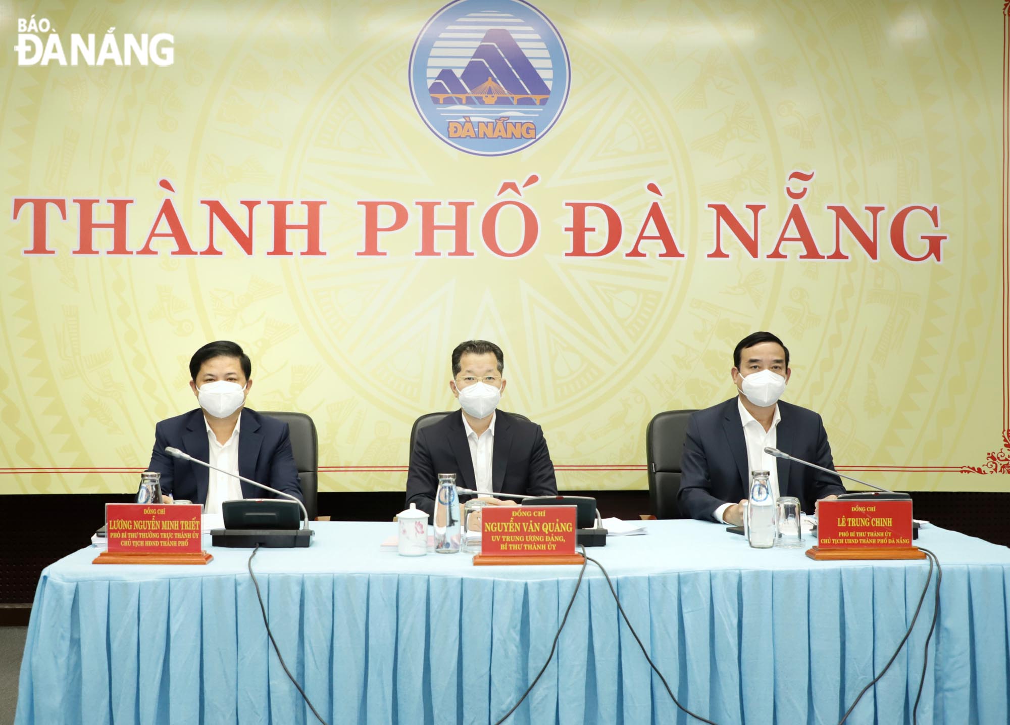 Da Nang Party Committee Secretary Nguyen Van Quang (centre), municipal Party Committee Deputy Secretary Luong Nguyen Minh Triet (left) and People's Committee Chairman Le Trung Chinh join the meeting, December 1, 2021. Photo: NGOC PHU