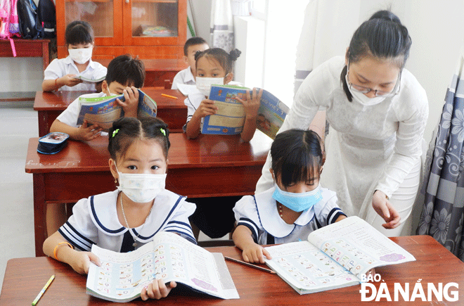 Primary schools across Da Nang are racing against time to make preparation plans for welcoming back grade 1 students from December 6. IN THE PHOTO: First graders of the Hoa Bac Primary School have been back to school for more than a month. Photo: NGOC HA