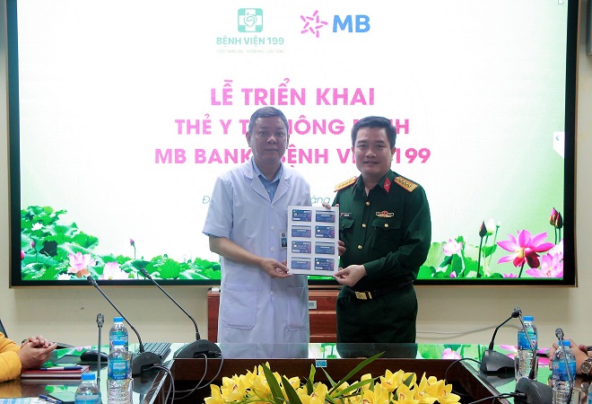 Đại tá Nguyễn Văn Đông – Giám đốc MB Đà Nẵng và Đại tá – TS. Quách Hữu Trung – Giám đốc Bệnh viện 199 tại buổi lễ.
