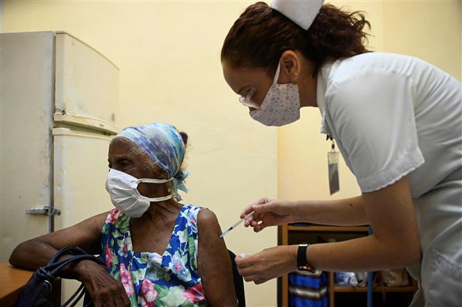 Nhân viên y tế tiêm vaccine phòng COVID-19 cho người dân tại La Habana, Cuba, ngày 2/8/2021. Ảnh: AFP/ TTXVN