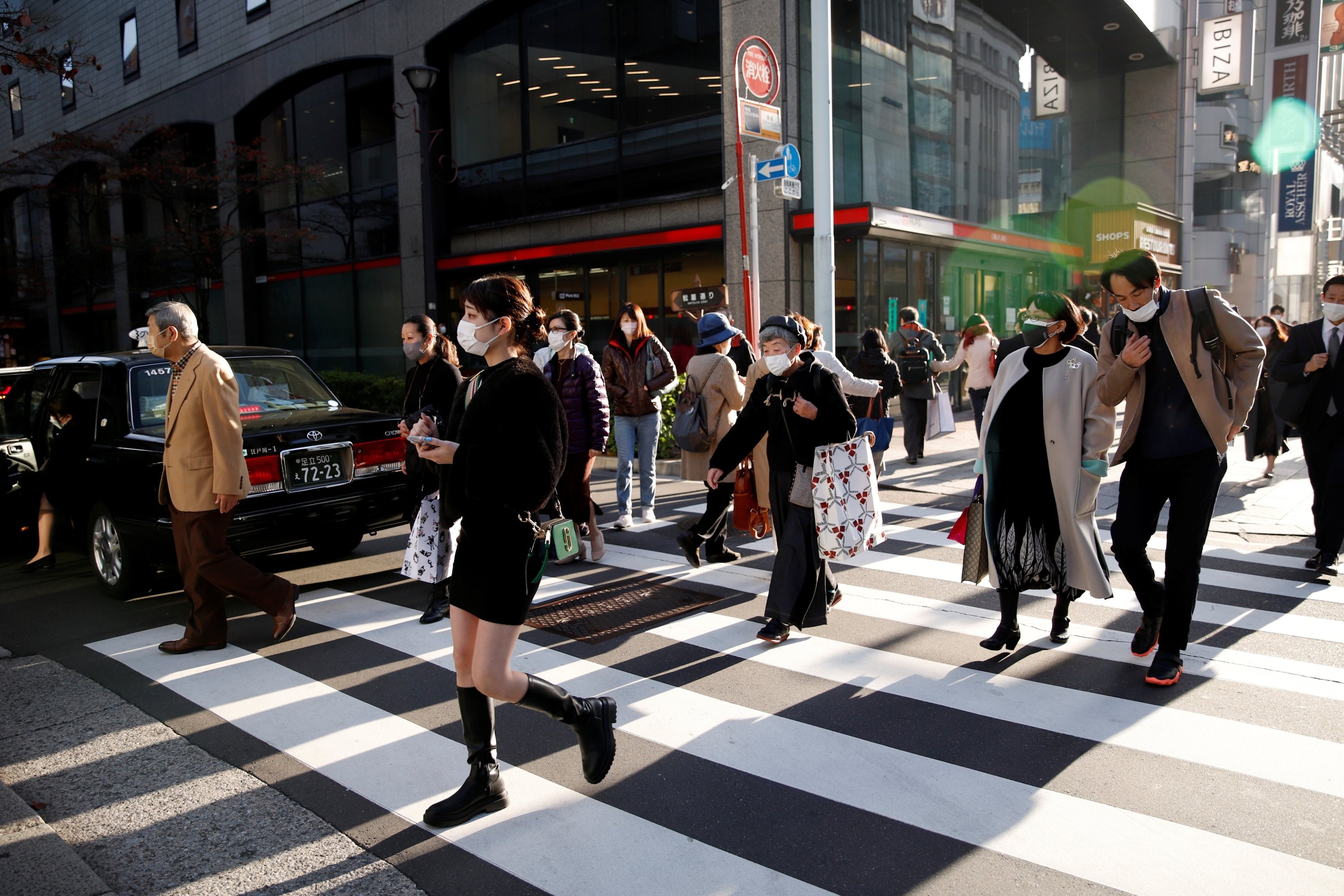 Người dân đi lại tại khu trung tâm mua sắm Ginza ở Tokyo (Nhật Bản) hôm 30-11. Giới chức Nhật Bản đã xác nhận ca thứ hai nhiễm biến thể Omicron. Ảnh: Reuters