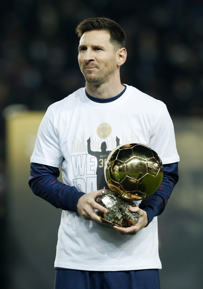 Lionel Messi nhận Quả bóng vàng thứ 7 trong sự nghiệp của mình. Ảnh: Reuters