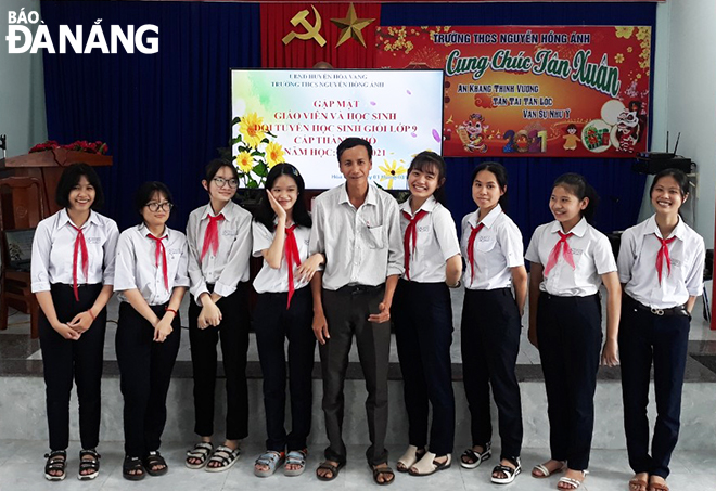 Thầy Đặng Hữu bên các em đội tuyển học sinh giỏi lớp 9 của Trường THCS Nguyễn Hồng Ánh, năm học 2020-2021.  (Ảnh do nhân vật cung cấp, chụp trước thời điểm giãn cách xã hội để phòng, chống Covid-19)	