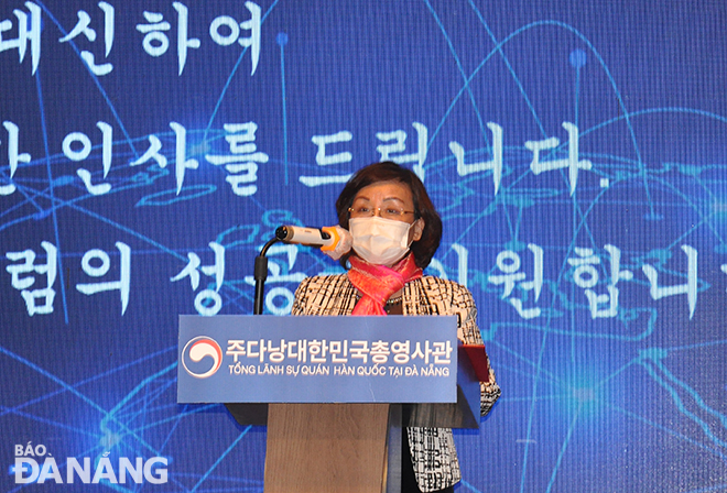 Vice Chairwoman of the Da Nang People's Committee Ngo Thi Kim Yen speaking at the forum. Photo: THANH LAN