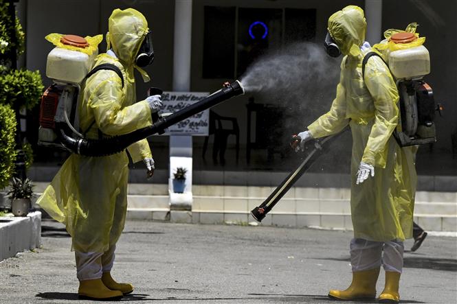 Phun thuốc khử trùng nhằm ngăn chặn sự lây lan của dịch COVID-19 tại Colombo, Sri Lanka. Ảnh: AFP/TTXVN