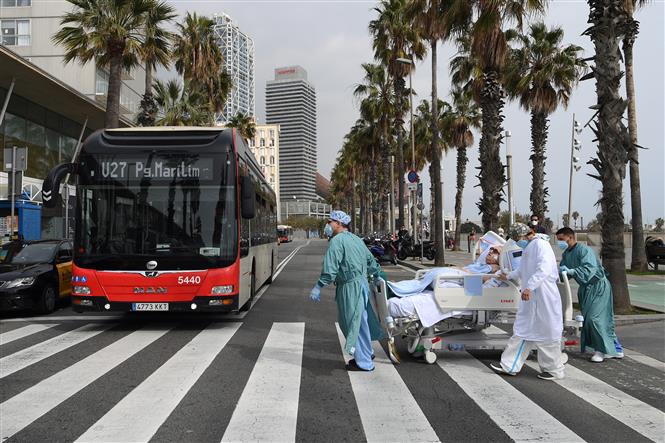 Nhân viên y tế chuyển bệnh nhân COVID-19 vào bệnh viên ở Barcelona, Tây Ban Nha ngày 4/3/2021. Ảnh: AFP/TTXVN