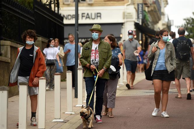 Người dân đeo khẩu trang phòng dịch COVID-19 tại Biarritz, Tây Nam Pháp ngày 27/7/2021. Ảnh: AFP/TTXVN