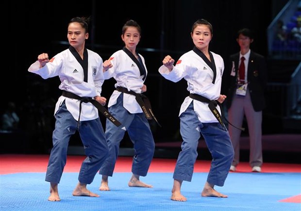 Vietnamese taekwondo martial artist Chau Tuyet Van (centre) (Photo: VNA)