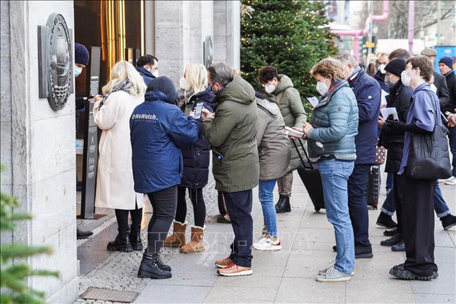 Kiểm tra giấy tiêm chủng ngừa COVID-19 trước khi vào một trung tâm mua sắm ở Berlin, Đức, ngày 3/12/2021. Ảnh: THX/TTXVN