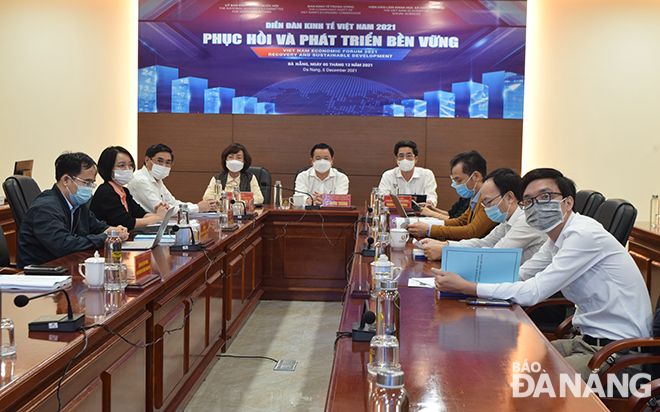 Quang cảnh tham dự Diễn đàn Kinh tế Việt Nam 2021 tại điểm cầu thành phố Đà Nẵng. Ảnh: TRIỆU TÙNG