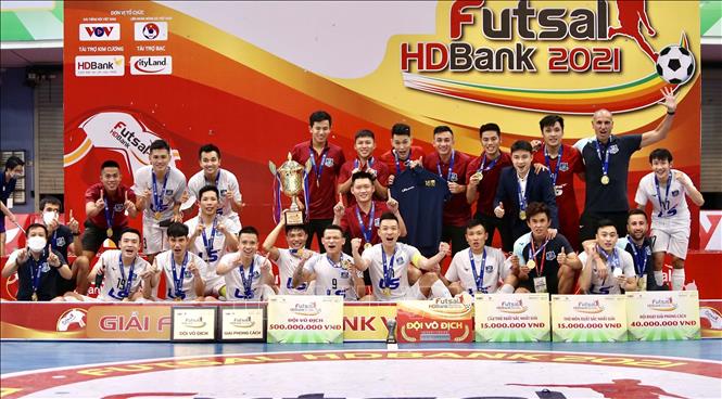 Đại diện Ban tổ chức trao Cup vô địch Quốc gia Futsal HDBank năm 2021 cho đội bóng Thái Sơn Nam. 