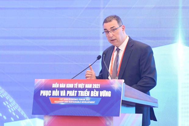 IMF Regional Resident Representative Francois Painchaud addresses the Vietnam Economic Forum in Hanoi on December 5 (Photo: VNA)