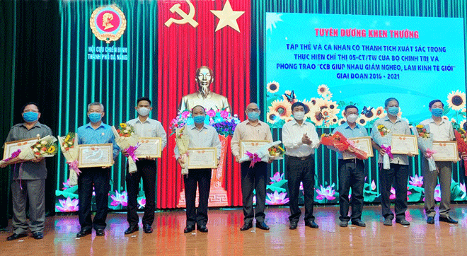 Chủ tịch Hội Cựu chiến binh thành phố Huỳnh Minh Chức (thứ tư, phải sang) trao bằng khen cho các tập thể,  cá nhân đạt thành tích xuất sắc trong thực hiện Chỉ thị 05-CT/TW của Bộ Chính trị về học tập và làm theo Bác.	