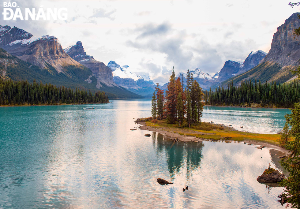 The world-famous Spirit Island in the Maligne Lake in the Jasper National Park. It takes visitors about 20 minutes to get here by a speedboat. The Maligne Lake is famous for its clear blue water, beautiful hilly landscape and surrounding glaciers.