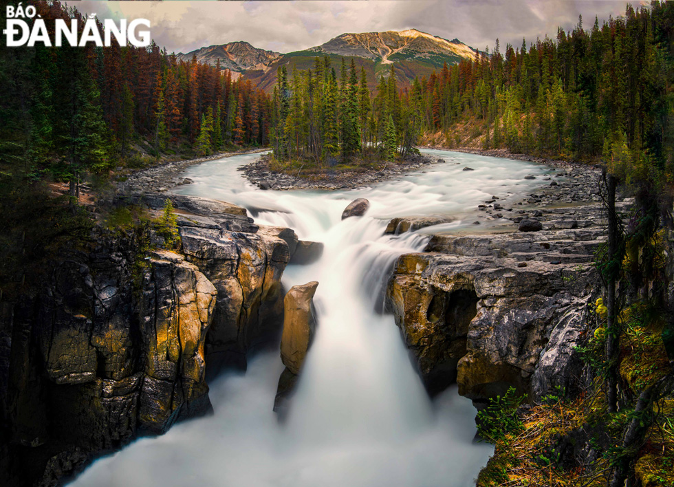 The Sunwapta Falls in the Jasper National Park are the perfect stop while driving on the Icefields Parkway. The falls, powered by the Athabasca Glacier, are incredibly powerful in spring and early summer when the volume of meltwater is at its peak.