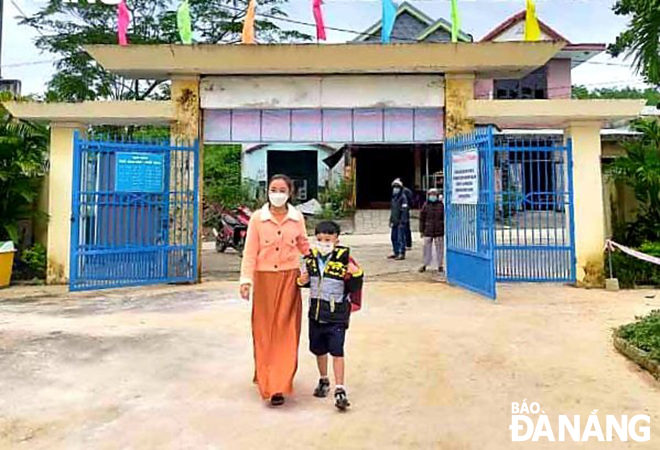 Giáo viên Trường Tiểu học Hòa Phú (huyện Hòa Vang) đón học sinh tại cổng trường.