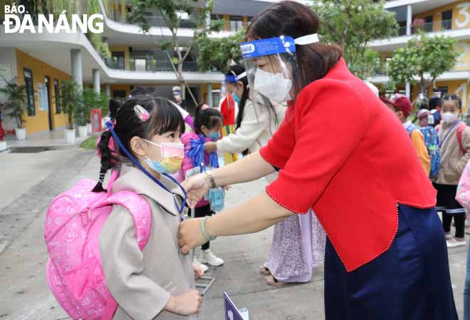 Students of Ly Tu Trong Primary School (Hai Chau District) are given nametags according to the correct class. Photo: NGOC HA