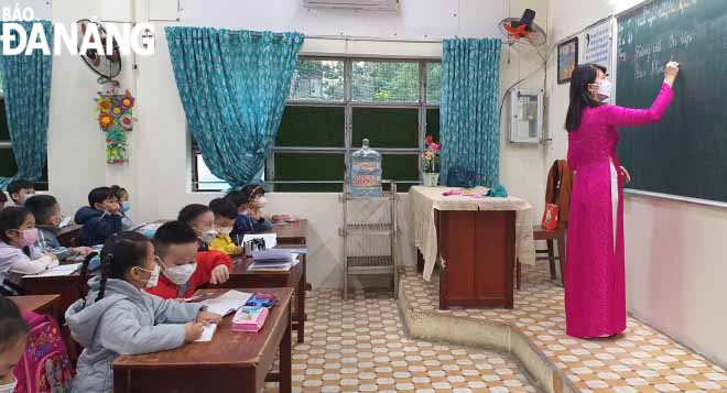 The first learning sesson of 1st graders at the Phan Dang Luu Primary School based in Hai Chau District