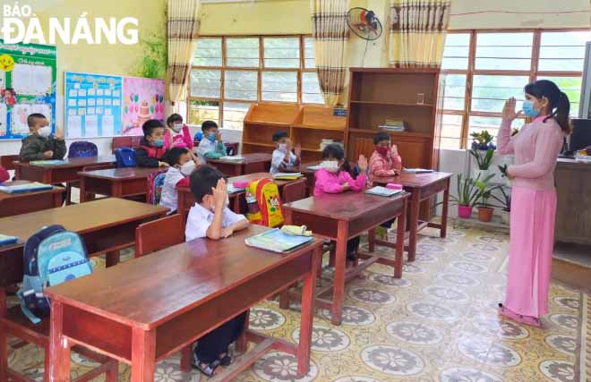 A learning session in grade 1 at the Hoa Phu Primary School in Hoa Vang District.