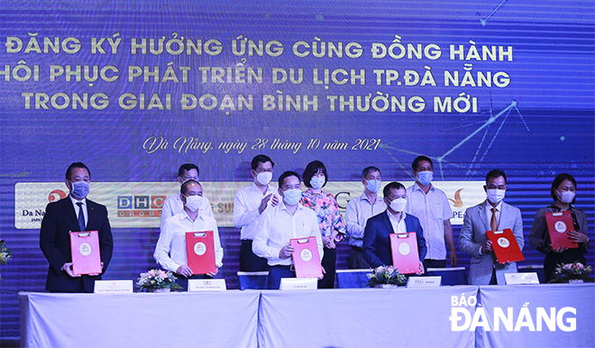 Da Nang businesses registered to join forces for the restoration of Da Nang tourism in the new normal  on October 28. Photo: PHUC AN