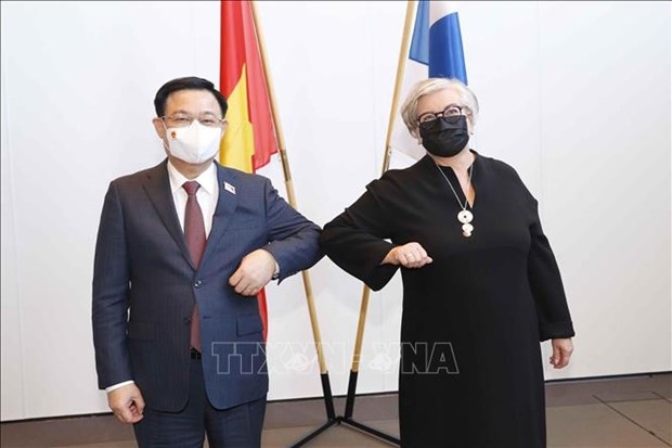 Chairman of the National Assembly Vuong Dinh Hue (L) and Speaker of the Finnish Parliament Anu Vehvilainen pose for a photo in Helsinki on September 10 (Photo: VNA)