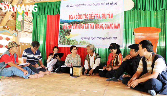 Members of the Da Nang Folk Arts Association met with some of the Co Tu ethnic group in Tay Giang District, Quang Nam Province during their field trip there in April 2021. Photo: P.V