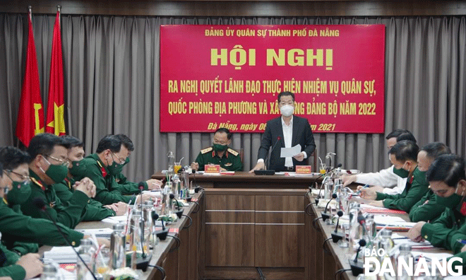 Bí thư Thành ủy Nguyễn Văn Quảng (phải, hàng giữa) và Trung tướng Thái Đại Ngọc, Tư lệnh Quân khu 5 (trái, hàng giữa) tại hội nghị chiều 6-12. Ảnh: P.V