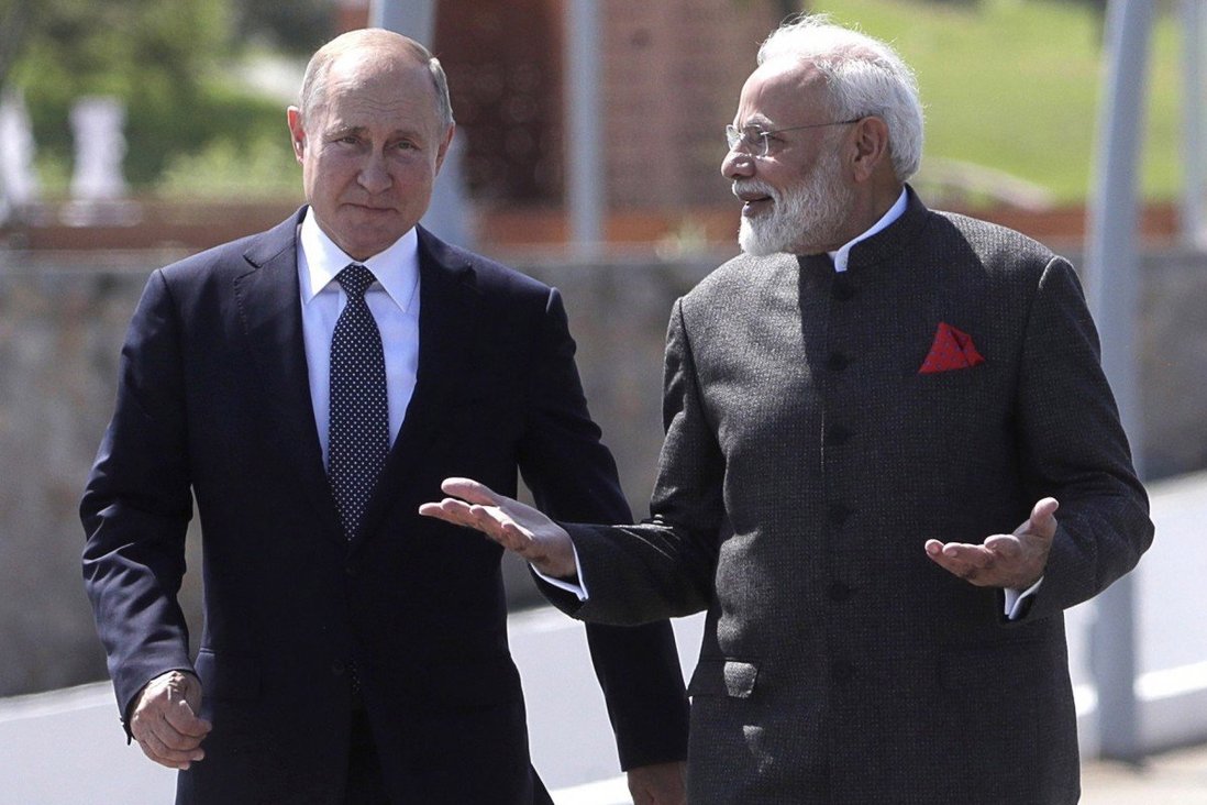 Tổng thống Nga Vladimir Putin (trái) và Thủ tướng Ấn Độ Narendra Modi gặp gỡ trực tiếp tại Vladivostok (Nga) ngày 4-9-2019.  Ảnh: EPA-EFE