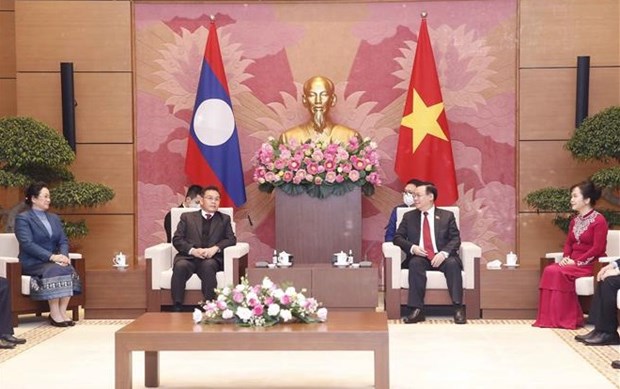 National Assembly Chairman Vuong Dinh Hue (right) receives his Lao counterpart Xaysomphone Phomvihane. (Photo: VNA)