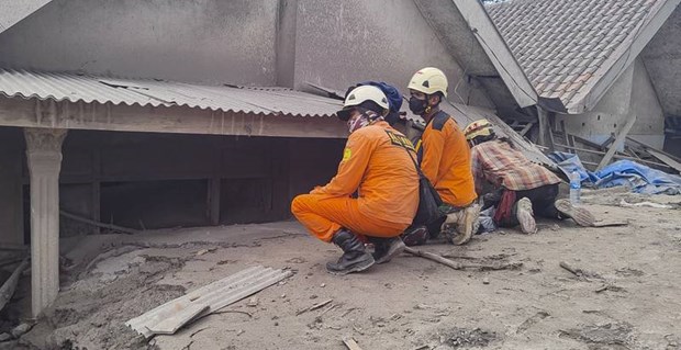 Rescuers inspect a house covered by volcanic ash from the Mount Semeru eruption (Photo: https://www.thenationalnews.com/)