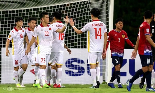 Vietnamese players celebrate their first victory at the 2020 AFF Championship. (Photo by Leo Shengwei/vnexpress)