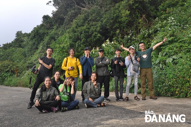  Dang Thai Tuan (right) and young people who love nature during a field trip and visit Son Tra Peninsula. Photo courtesy by Tuan, taken before the resurgence of COVID-19.