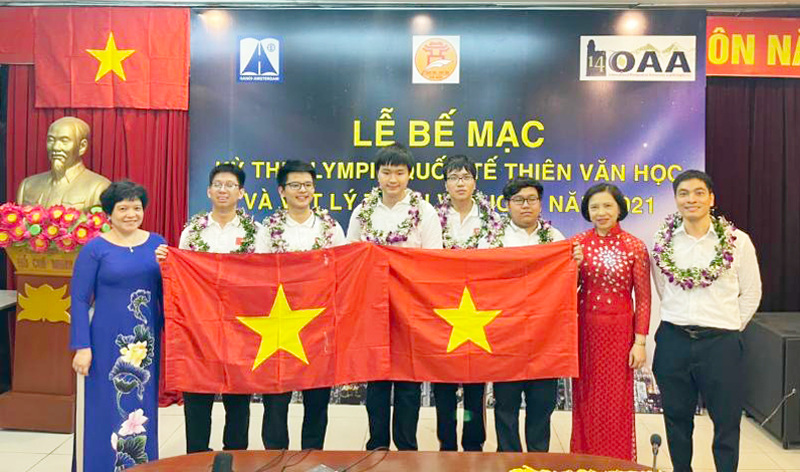 Năm học sinh Trường THPT Chuyên Hà Nội-Amsterdam đều giành huy chương tại Olympic quốc tế Thiên văn và Vật lý thiên văn năm 2021