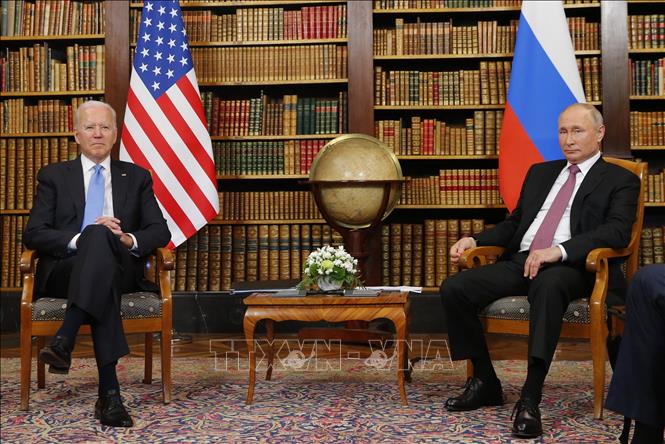 Tổng thống Mỹ Joe Biden (trái) và Tổng thống Nga Vladimir Putin (phải) tại cuộc gặp ở Geneva, Thụy Sĩ, ngày 16/6/2021. Ảnh tư liệu: AFP/TTXVN