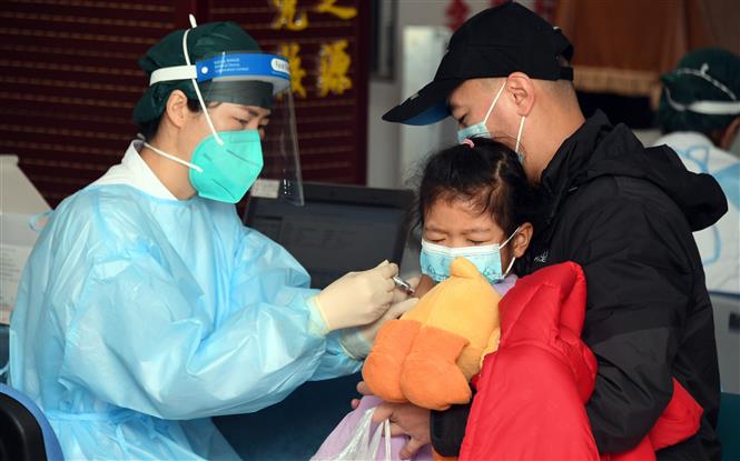 Nhân viên y tế tiêm vaccine phòng COVID-19 cho trẻ em tại Bắc Kinh, Trung Quốc, ngày 5/12/2021. Ảnh: THX/ TTXVN