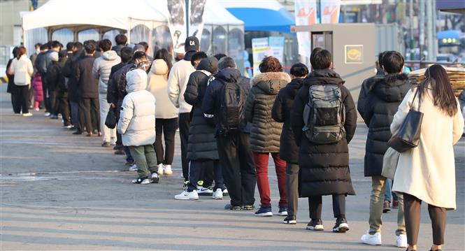 Người dân xếp hàng chờ xét nghiệm COVID-19 tại Seoul, Hàn Quốc, ngày 7/12/2021. Ảnh: Yonhap/ TTXVN
