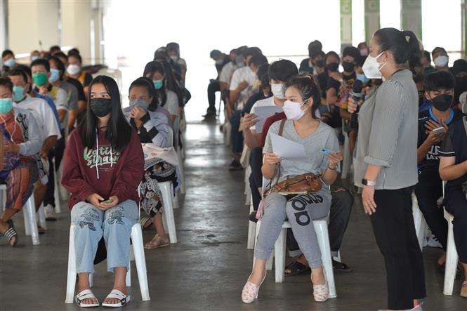 Người dân xếp hàng chờ tiêm vaccine phòng COVID-19 tại Bangkok, Thái Lan, ngày 1/12/2021. Ảnh: THX/ TTXVN