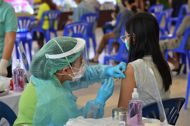 Nhân viên y tế tiêm vaccine phòng COVID-19 cho người dân tại Bangkok, Thái Lan, ngày 1/12/2021. Ảnh: THX/ TTXVN