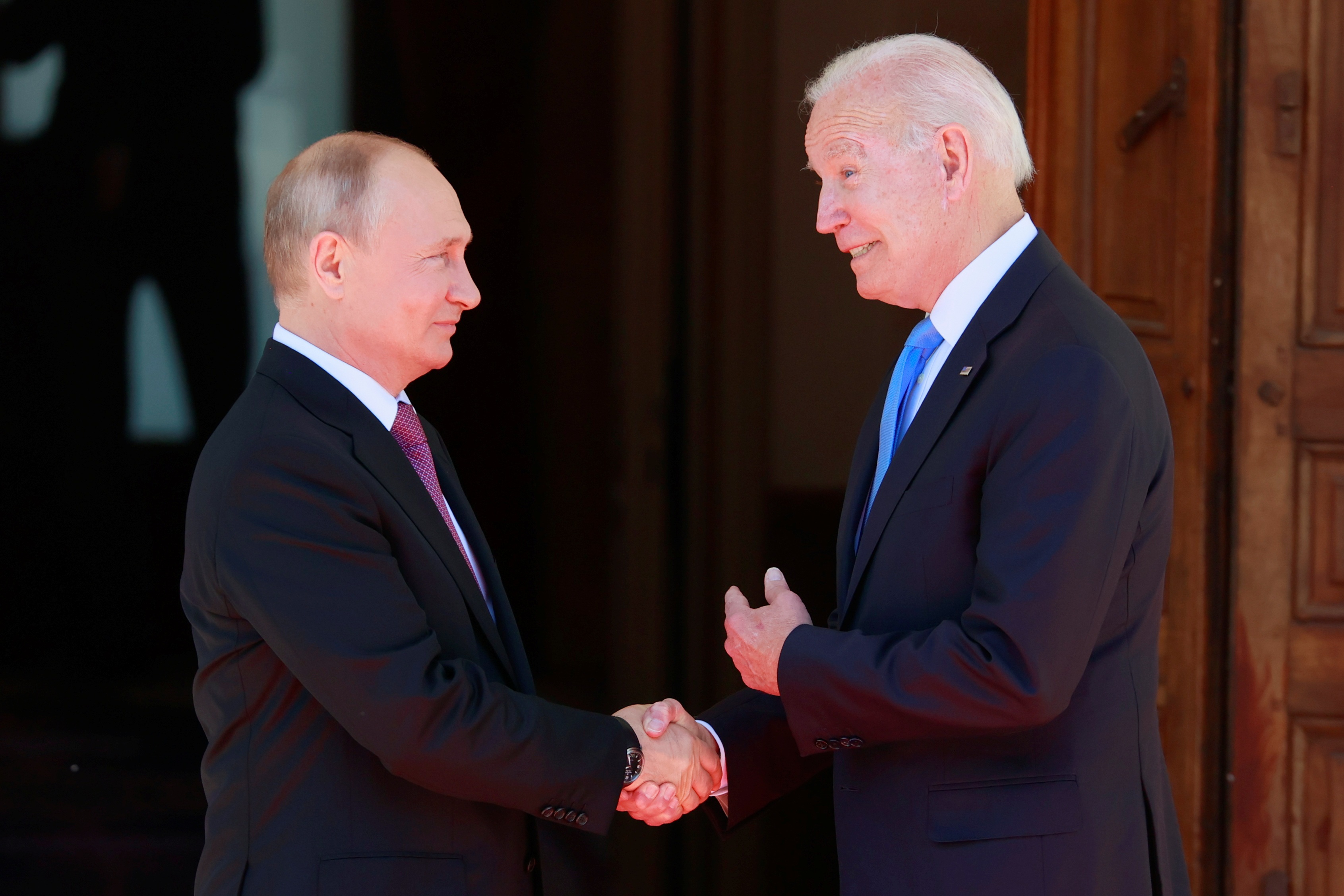 Tổng thống Nga Vladimir Putin (trái) gặp gỡ người đồng cấp Mỹ Joe Biden ở Geneva (Thụy Sĩ) ngày 16-6-2021. Ảnh: AP