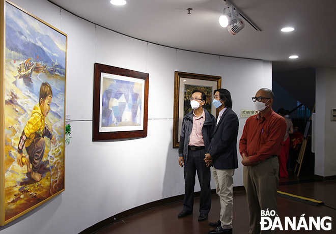 Some delegates at the exhibition. Photo: XUAN DUNG