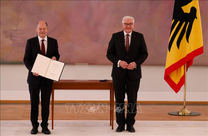 Ông Olaf Scholz (trái) nhận quyết định bổ nhiệm từ Tổng thống Frank-Walter Steinmeier, sau khi được Quốc hội bầu làm Thủ tướng mới của CHLB Đức, tại Berlin, ngày 8/12/2021. Ảnh: AFP/TTXVN