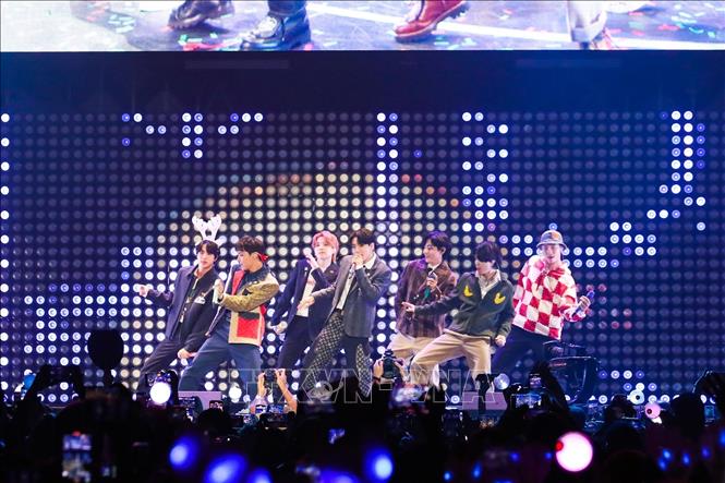 Nhóm nhạc Hàn Quốc BTS biểu diễn tại Los Angeles, Mỹ, ngày 3/12/2021. Ảnh: YONHAP/TTXVN