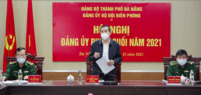 Chủ tịch UBND thành phố Lê Trung Chinh (giữa) phát biểu kết luận hội nghị ngày 8-12. Ảnh: B.V