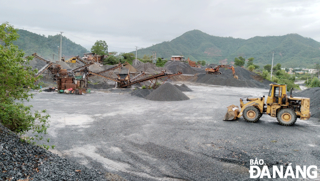 Việc đấu giá quyền khai thác khoáng sản làm vật liệu xây dựng tạo ra bước tiến mới trong công tác quản lý tài nguyên khoáng sản. Trong ảnh: Một khu vực khai thác, chế biến khoáng sản làm vật liệu xây dựng ở quận Liên Chiểu. Ảnh: HOÀNG HIỆP
