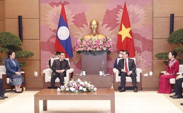 Chairman of the Vietnamese National Assembly Vuong Dinh Hue (second from right) receives President of the Lao National Assembly Xaysomphone Phomvihane. (Photo: VNA)