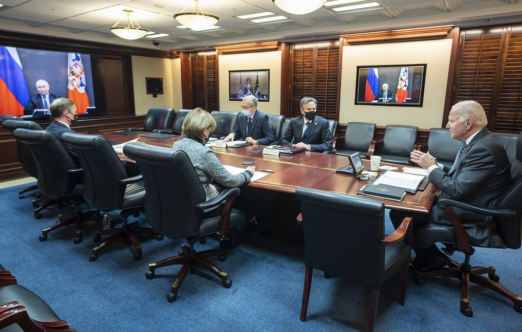 Tổng thống Joe Biden cùng các quan chức Mỹ tham dự hội đàm trực tuyến với Tổng thống Nga Vladimir Putin ngày 7-12. Ảnh: Reuters